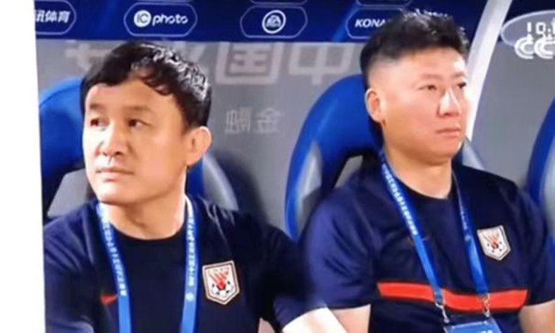 在楼梯上和少妇做爰视频